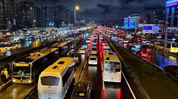 İstanbul'da trafik çilesi devam ediyor! Yoğunluk yüzde 87'ye ulaştı